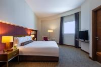 Grand Millennium Al Wahda Hotel and Executive Apartments Abu Dhabiにあるベッド