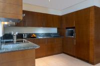 Grand Millennium Al Wahda Hotel and Executive Apartments Abu Dhabiにあるキッチンまたは簡易キッチン