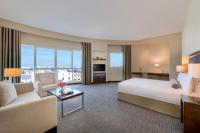 Grand Millennium Al Wahda Hotel and Executive Apartments Abu Dhabiにあるベッド