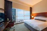 Grand Millennium Al Wahda Hotel and Executive Apartments Abu Dhabiにあるベッド