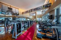 Grand Millennium Al Wahda Hotel and Executive Apartments Abu Dhabiにあるフィットネスセンターまたはフィットネス設備