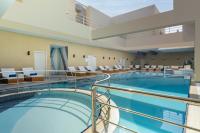 Grand Millennium Al Wahda Hotel and Executive Apartments Abu Dhabiの敷地内または近くにあるプール