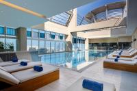 Grand Millennium Al Wahda Hotel and Executive Apartments Abu Dhabiの敷地内または近くにあるプール