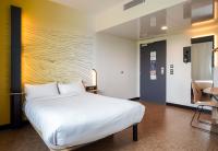 B&B HOTEL Paris Porte d'Orléansにあるベッド