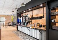 B&B HOTEL Paris Porte d'Orléansにあるキッチンまたは簡易キッチン
