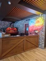 Un restaurante con un mostrador y una pared con en Grand Chamois Hotel & Spa, en Mavrovo