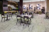 Courtyard Memphis Downtownにあるレストランまたは飲食店