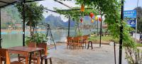 uma mesa e cadeiras com vista para um lago em Phong Nha Riverview Home em Phong Nha