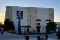 un edificio con un cartel que lee suites confort en Comfort Suites Farmington, en Farmington