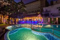 een zwembad 's nachts met blauwe lichten bij Mermaid Beach Resort in Jomtien Beach
