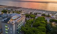 Una vista aérea de un edificio al lado de un estadio. en Hotel Cristallo, en Giulianova