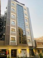 アスワンにあるnuba nile hotelのたくさんの窓がある高い建物