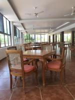 uma sala de jantar com mesa e cadeiras de madeira em Capital Wind Beach Cabanas em Kalpitiya