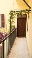 A garden outside NEW! True-stevere Amazing Double Bed for 5 pax