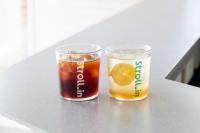 duas bebidas sentadas numa mesa ao lado uma da outra em SHORTsuido em Tóquio