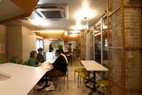 um grupo de pessoas sentadas à mesa de um restaurante em SHORTsuido em Tóquio