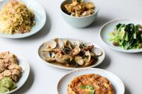 uma mesa branca com pratos de comida em SHORTsuido em Tóquio