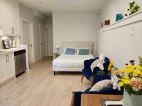 Cozy Private Suite near YVR Airportにあるベッド
