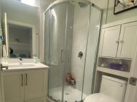 Cozy Private Suite near YVR Airportにあるバスルーム