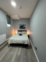 Postel nebo postele na pokoji v ubytování Central London - ground floor 2 bedrooms apartment