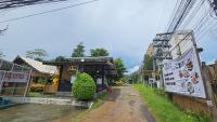 Plus 2 Condo Phuket by ABCD في كاتو: شارع فيه مبنى على جانب الطريق