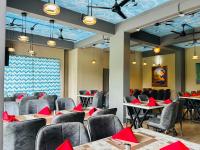 Un restaurant u otro lugar para comer en Hotel Five Star