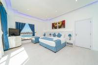 TV a/nebo společenská místnost v ubytování Jbr beach walk 2 bedrooms front sea