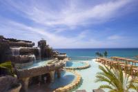 een resort met twee zwembaden en de oceaan op de achtergrond bij Sosua Ocean Village in Sosúa