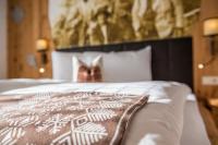 A bed or beds in a room at Hotel Dosses