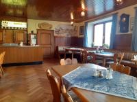um restaurante com mesas e cadeiras e um balcão em Gasthof Zur Alten Post em Hinterschmiding