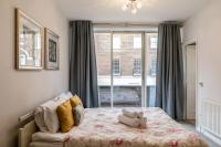 Postel nebo postele na pokoji v ubytování PickThePlace 3-bedroom Portman square