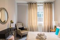 Postel nebo postele na pokoji v ubytování PickThePlace 3-bedroom Portman square