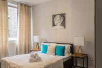 Postel nebo postele na pokoji v ubytování PickThePlace 3-bedroom Portman square