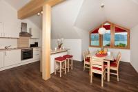 Seehotel und Appartements Schnöllerにあるキッチンまたは簡易キッチン