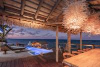 Bahia MaracaiboにあるMonasterio del Vientoのプールと海のあるリゾートパティオ