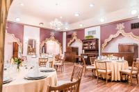 Un comedor con mesas y sillas y una lámpara de araña. en Gran Hotel del Paraguay, en Asunción