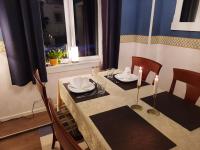 Una mesa de comedor con dos sillas y velas encima. en Geijersholms Herrgård, en Hagfors