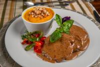 un plato de comida con un tazón de sopa y verduras en Gran Hotel del Paraguay, en Asunción