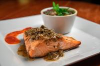 Un plato blanco con un trozo de pescado y un bol de comida. en Gran Hotel del Paraguay, en Asunción