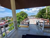 Lilla House Karon Beachにあるバルコニーまたはテラス
