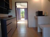 Lilla House Karon Beachにあるキッチンまたは簡易キッチン