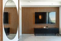 TV&#47;Unterhaltungsangebot in der Unterkunft Luxury Apartments And Studios At Sea Side By Rently