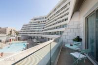 Der Swimmingpool an oder in der Nähe von Luxury Apartments And Studios At Sea Side By Rently