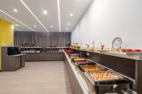 una gran cocina con mucha comida en Kunming Spring City Boutique Hotel, en Kunming