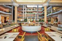 um restaurante com mesas e cadeiras e uma praça de alimentação em Beyond Kata em Kata Beach