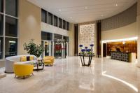 Grand Millennium Al Wahda Hotel and Executive Apartments Abu Dhabiにあるシーティングエリア