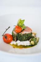 einen Teller mit Brokkoli und Tomaten darauf in der Unterkunft Apartments Clivus in Kurfar