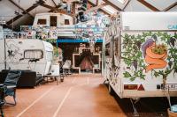 Un camión de comida estacionado en un garaje con una mujer pintada en él. en Treck Hostel, en Gante