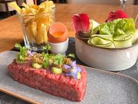 LanasにあるAuberge du Vieux Lanas Logis Hotel Restaurantの皿一皿