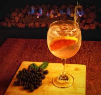 um copo de vinho sobre uma mesa de madeira com uvas em Casa Dreamer Bogotá em Bogotá